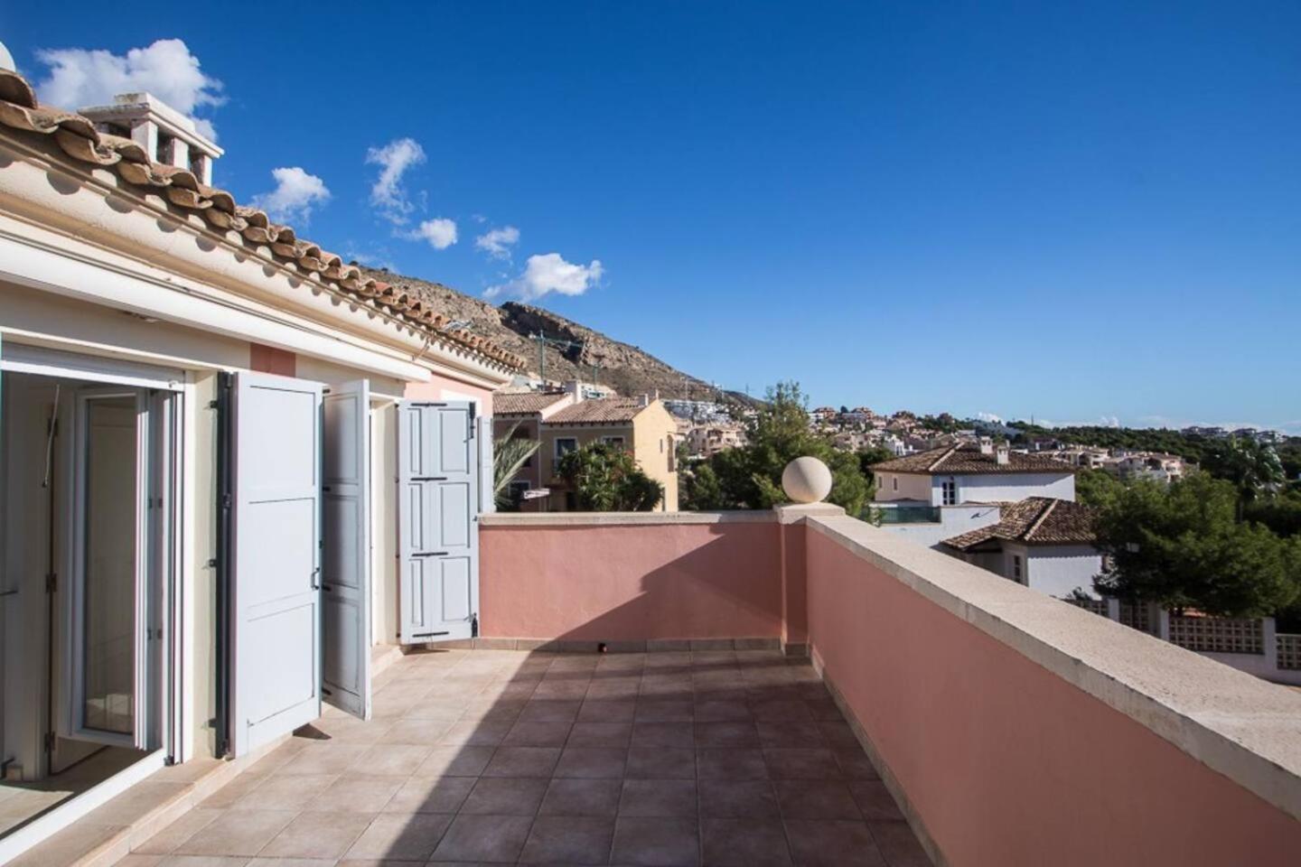 Gardens With Private Pool In Benidorm *